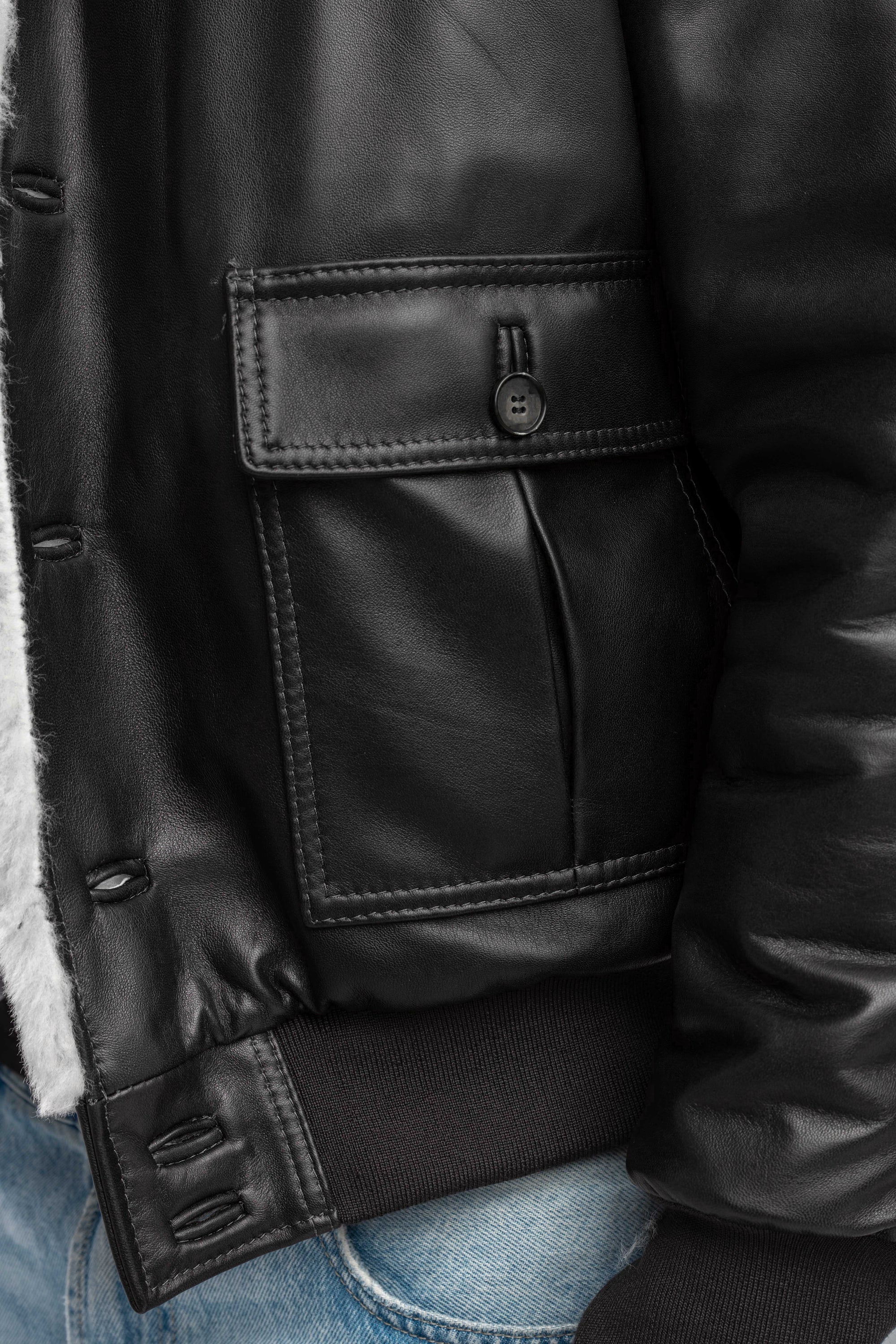 Bomber interamente in montone nero pelo bianco VAST 2