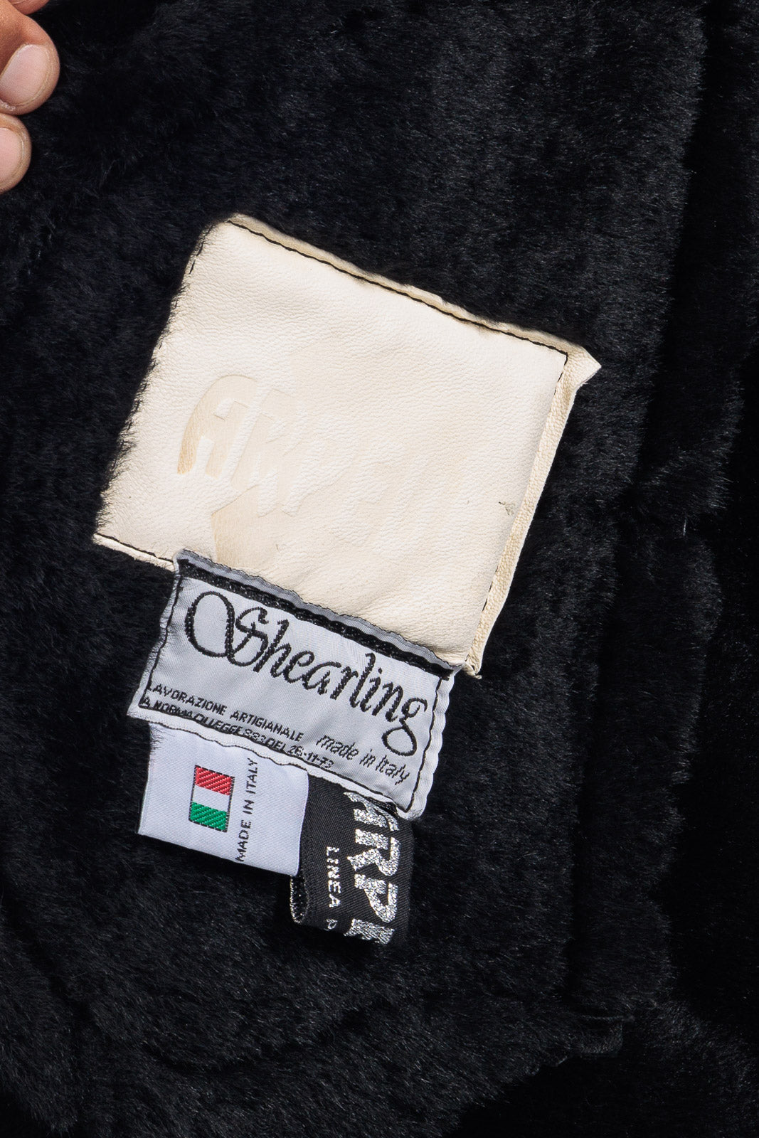 Bomber interamente in montone con zip nero pelo nero