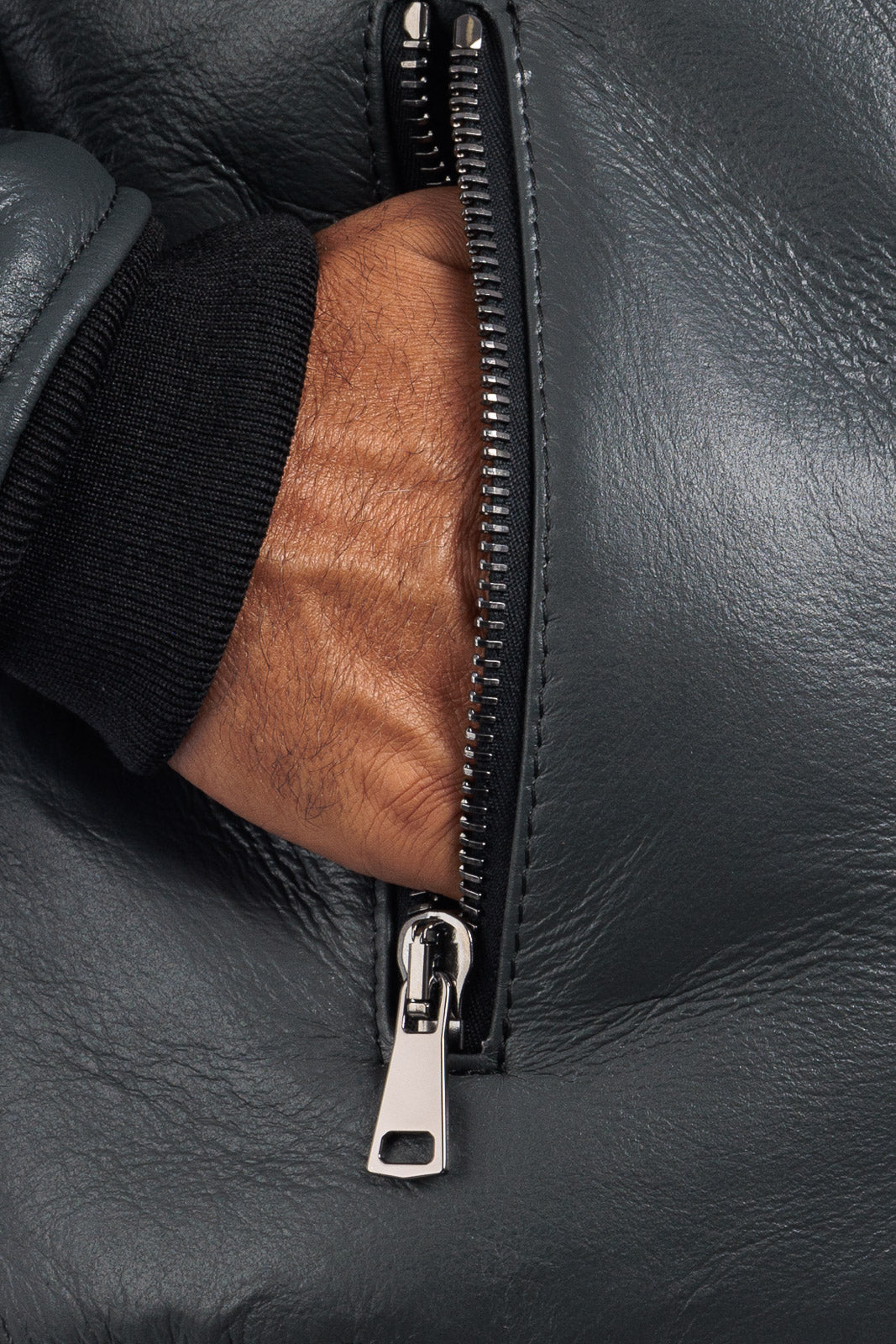 Bomber interamente in montone grigio finanza pelo nero con zip