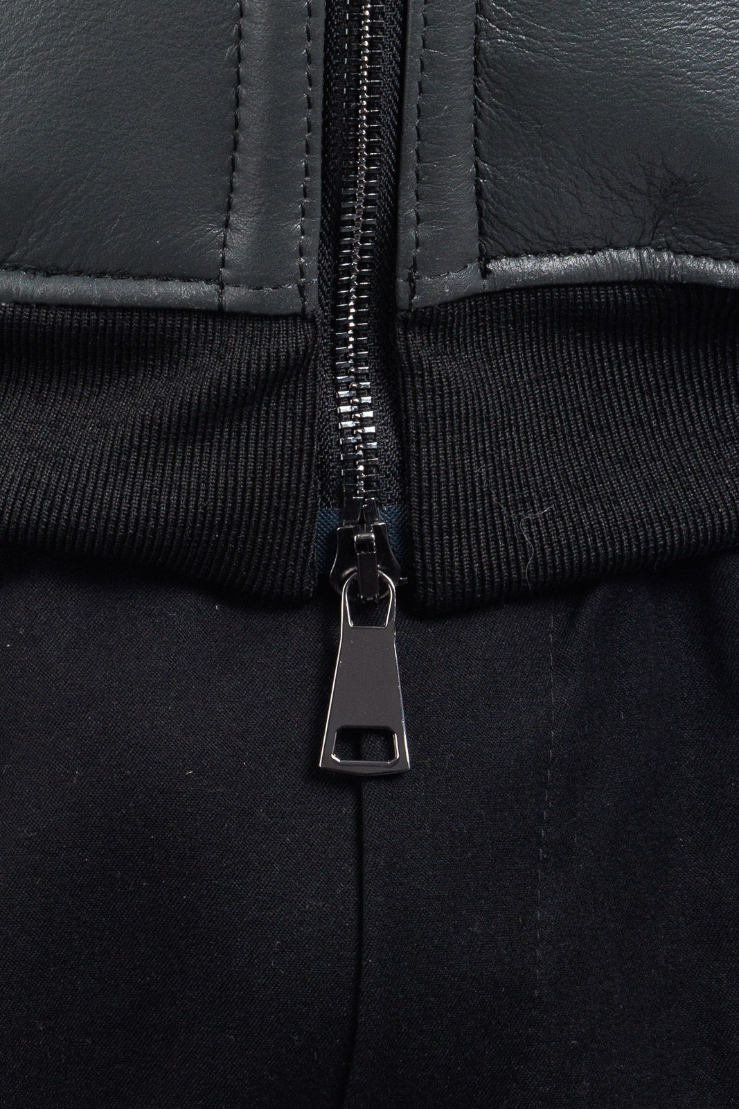 Bomber interamente in montone grigio finanza pelo nero con zip