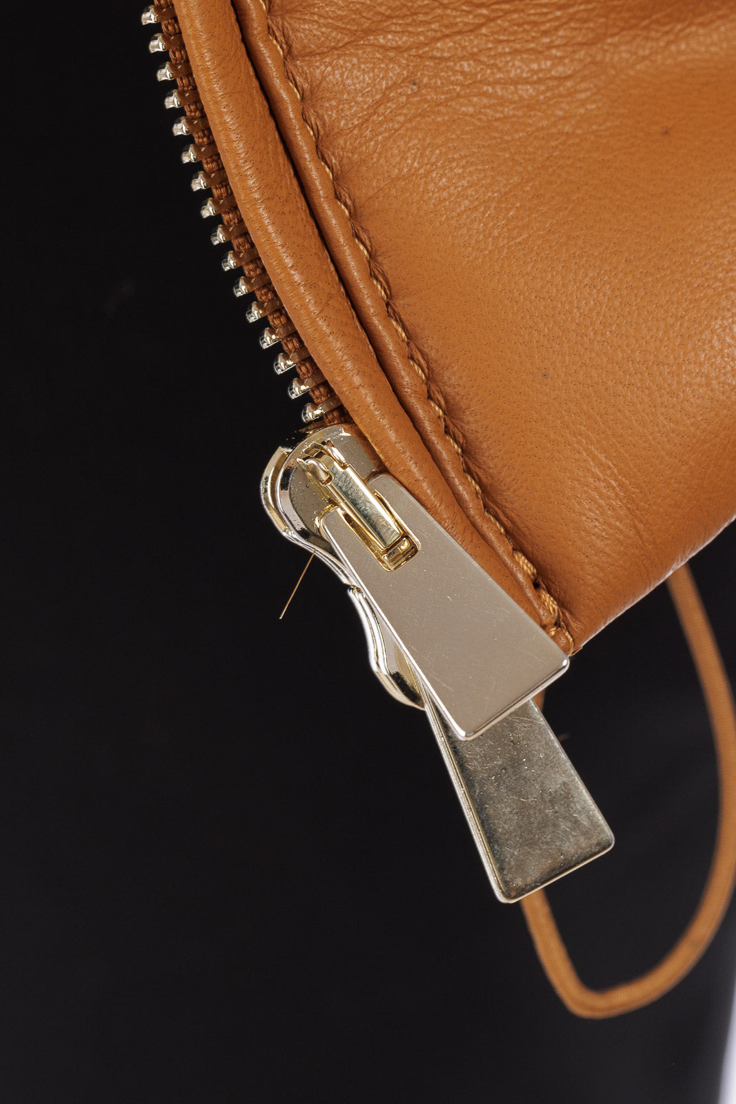 Piumino miele in pelle con cappuccio bordato in murmasky