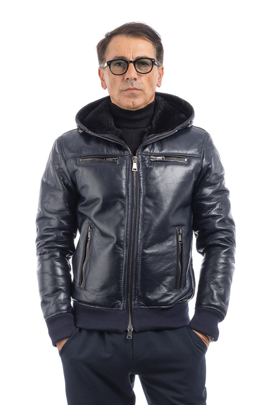 Bomber interamente in montone blu pelo nero con zip e cappuccio