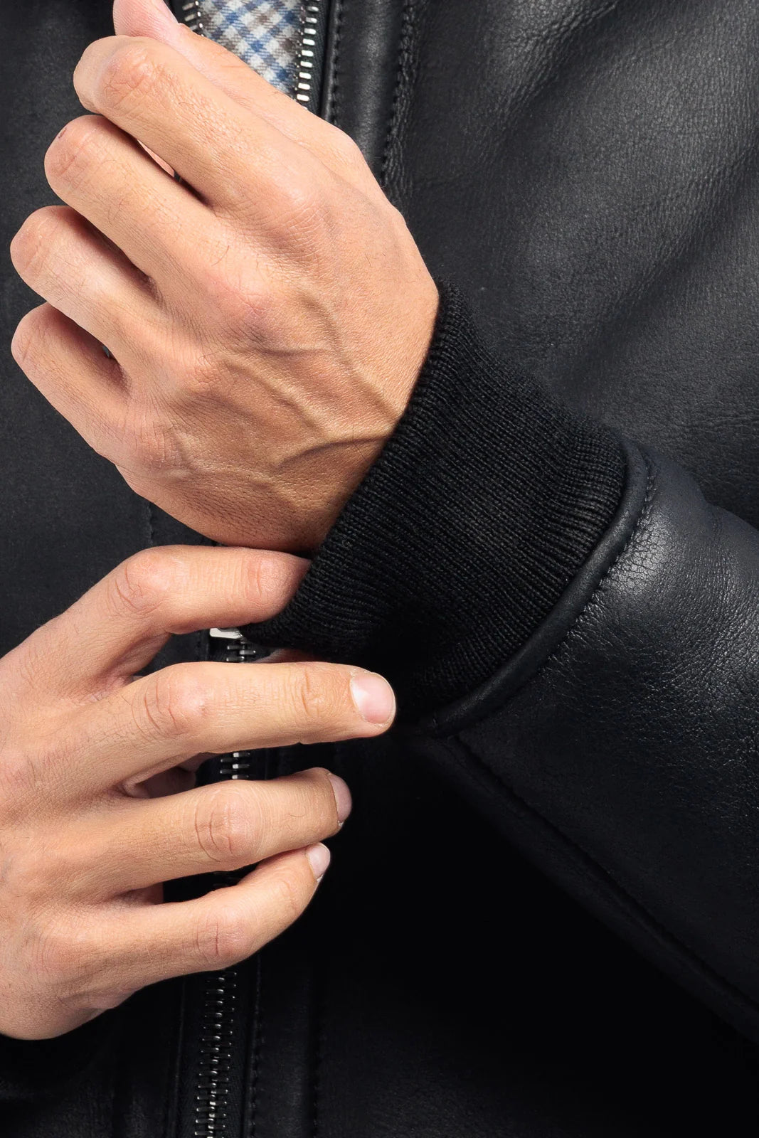 Bomber 22 interamente in montone nero con zip bambino