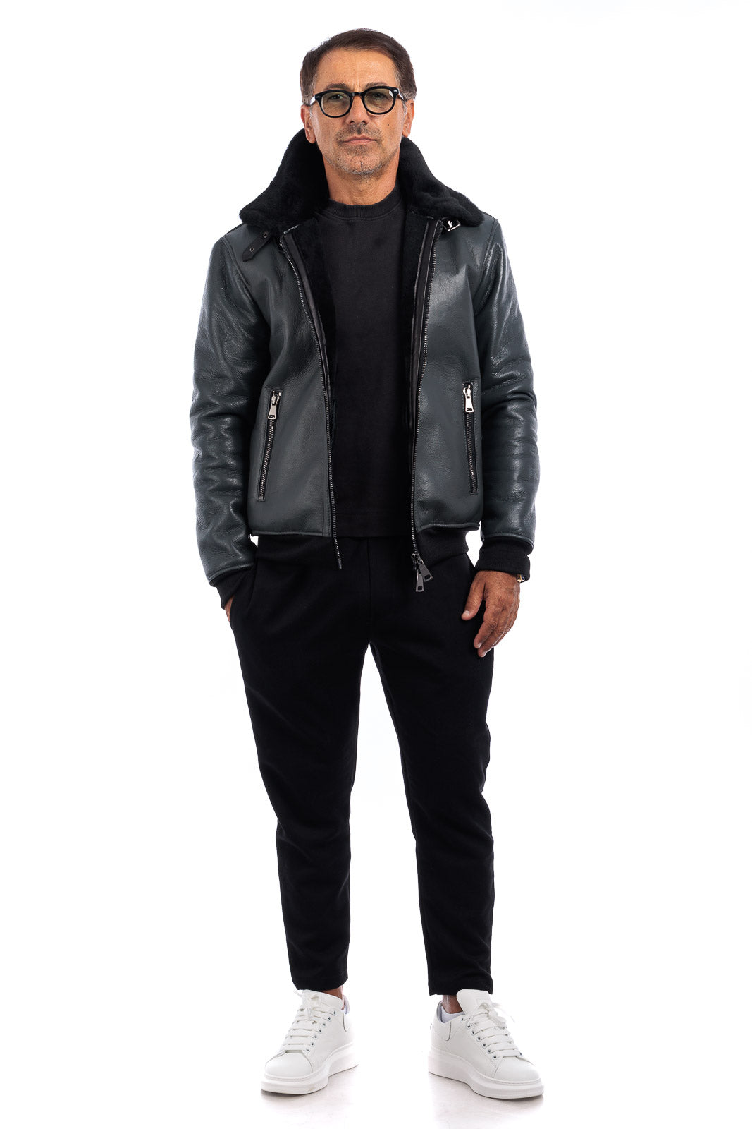 Bomber interamente in montone grigio finanza pelo nero con zip