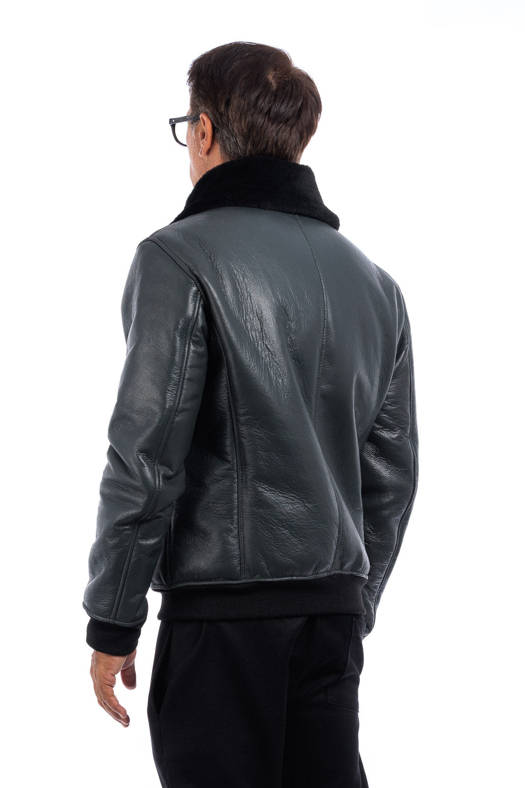 Bomber interamente in montone grigio finanza pelo nero con zip