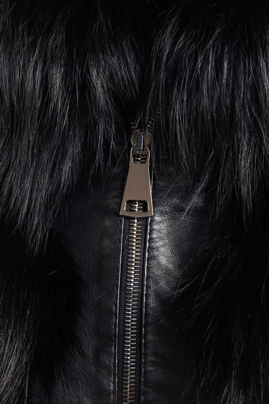 Cappottino in pelliccia di volpe nero con manica a tre quarti