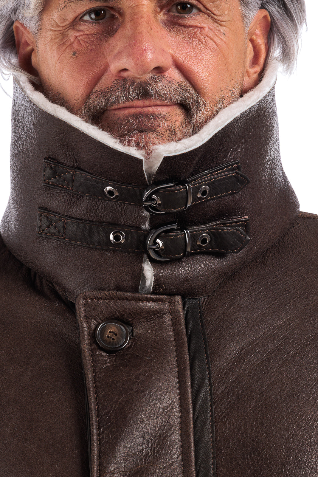 Cappottino in vero montone marrone con pelo bianco e bottoni