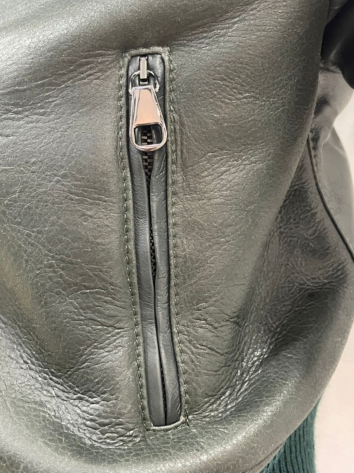 Bomber montone verde donna con zip e cappuccio