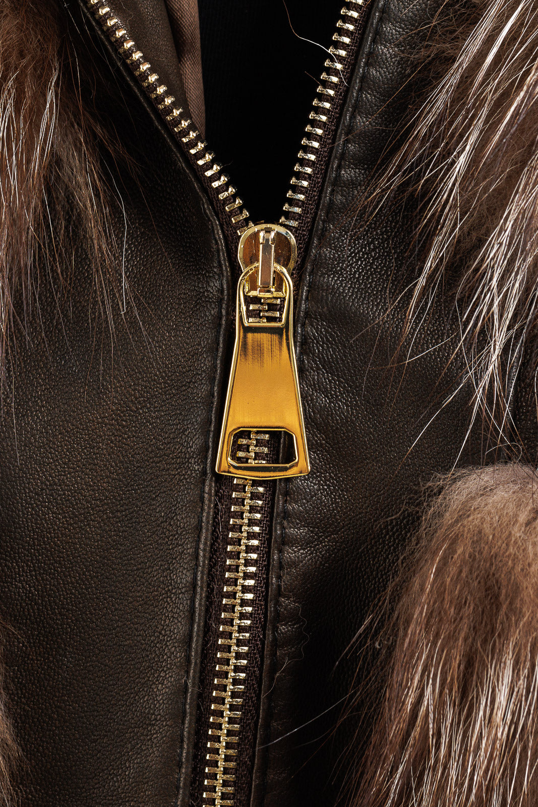 Giubbotto in pelliccia di volpe argentata con cappuccio e manica tre quarti