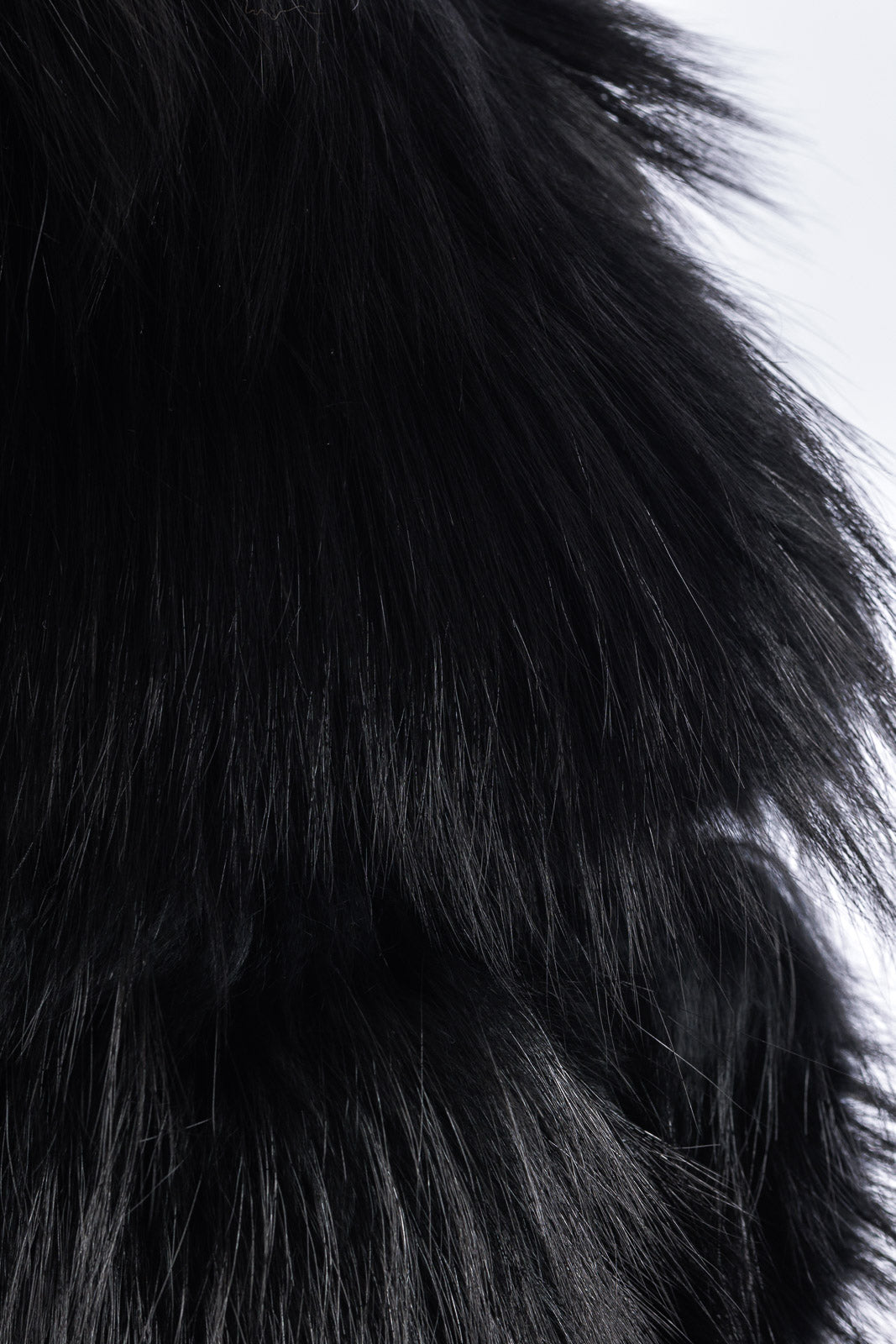 Giubbotto in pelliccia di volpe nero con cappuccio e manica tre quarti