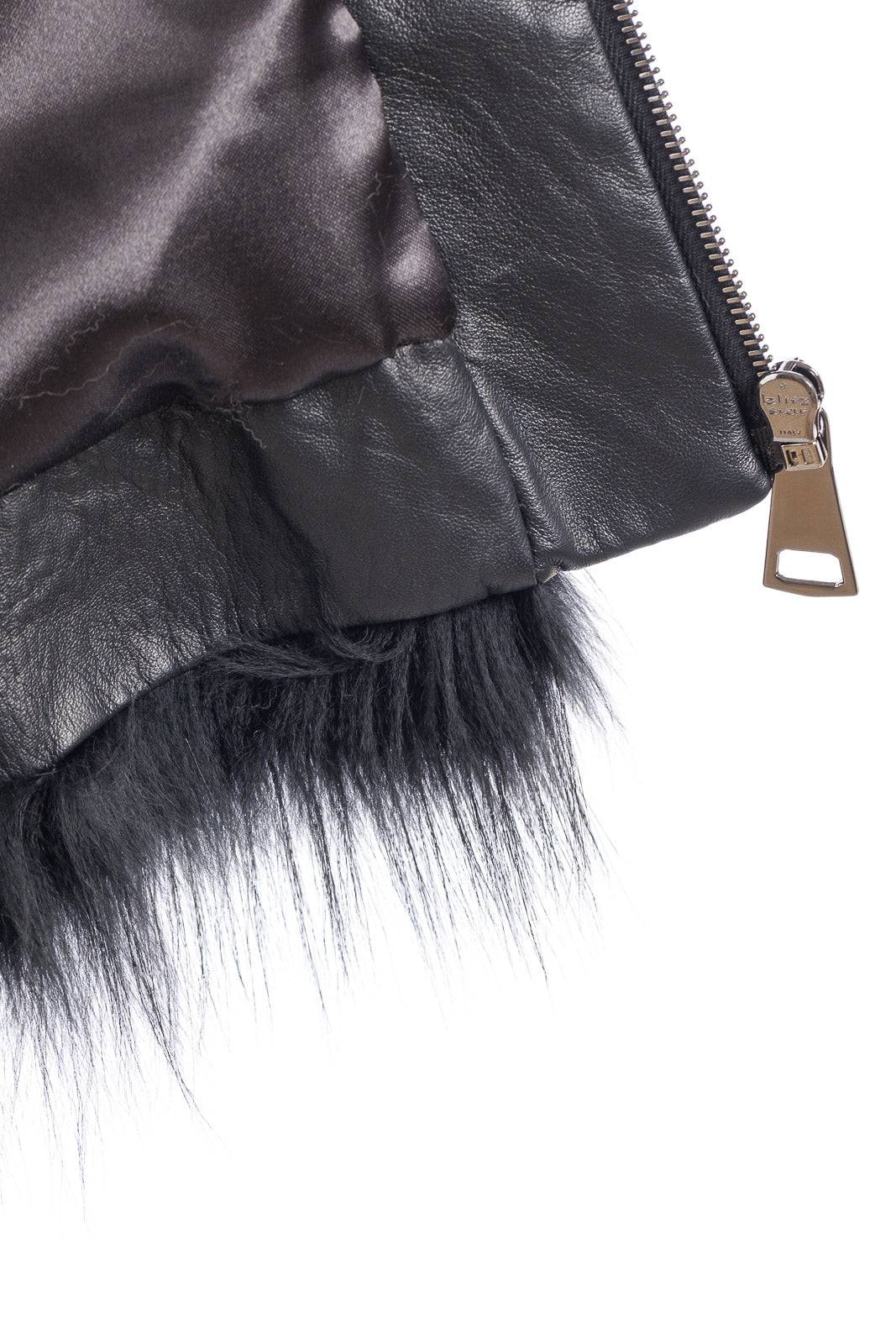 Giubbotto in pelliccia di volpe nero con cappuccio e manica tre quarti