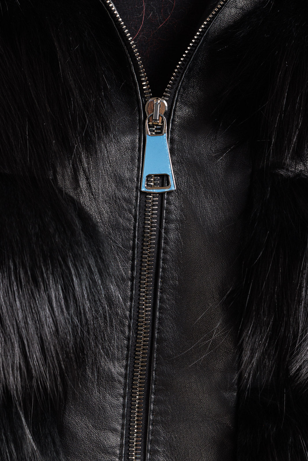 Giubbotto in pelliccia di volpe nero con cappuccio e manica tre quarti