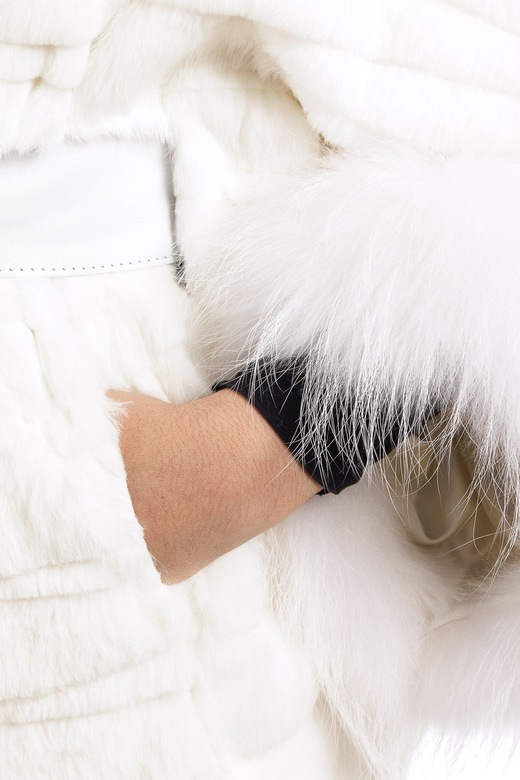 Mantella in Lapin bianca con cintura annodata in pelle