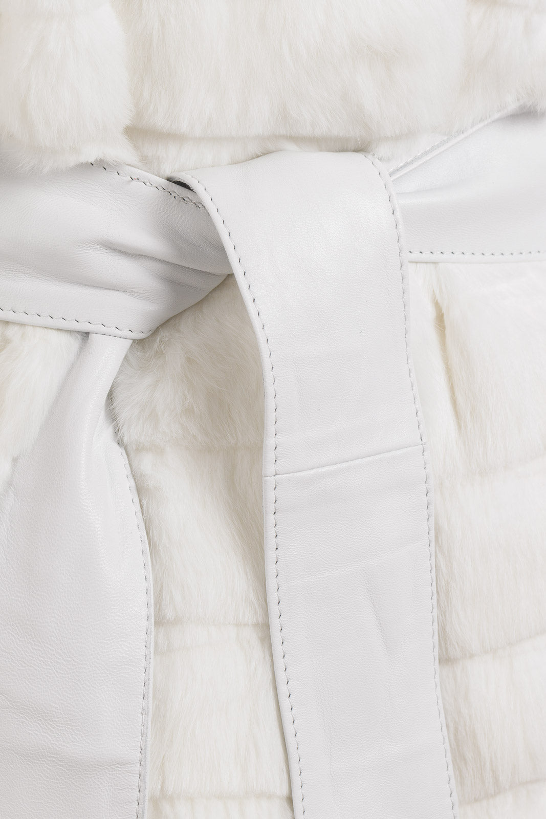 Mantella in Lapin bianca con cintura annodata in pelle