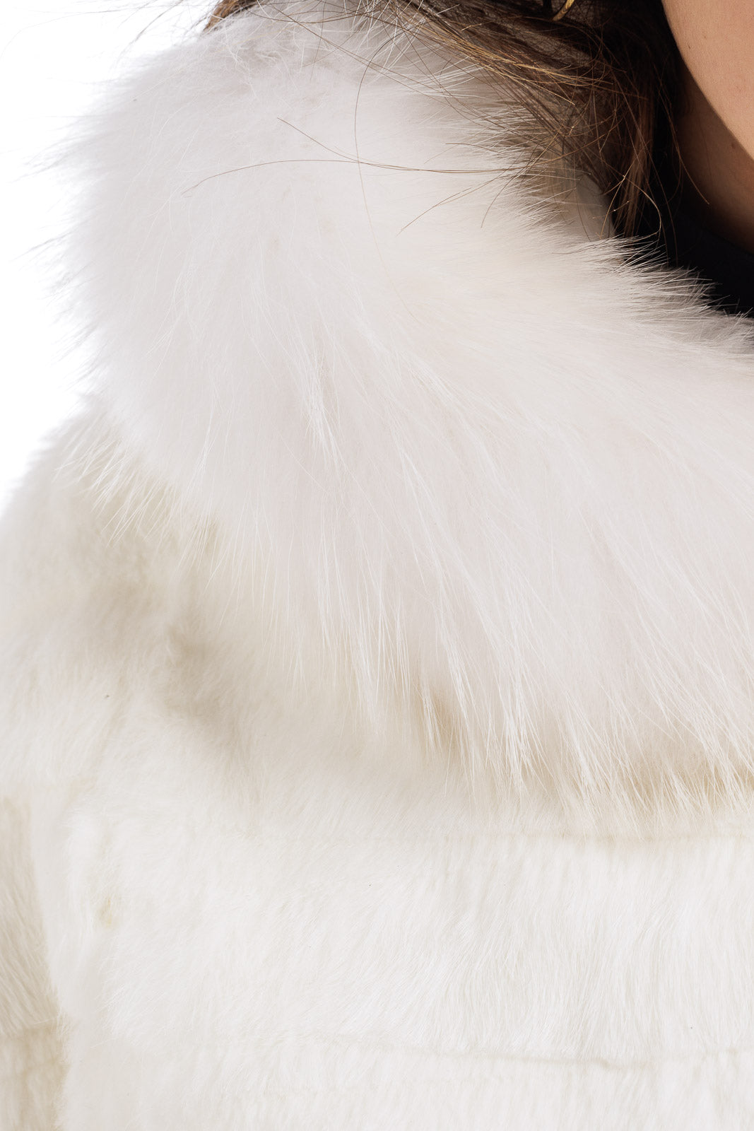 Mantella in Lapin bianca con cintura annodata in pelle