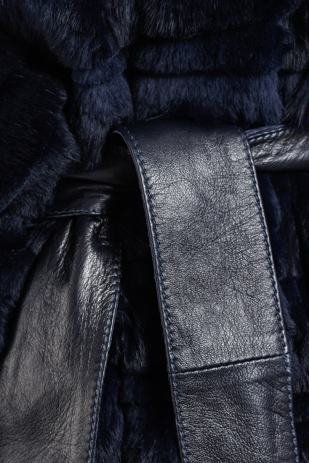 Mantella in Lapin blu con cintura annodata in pelle