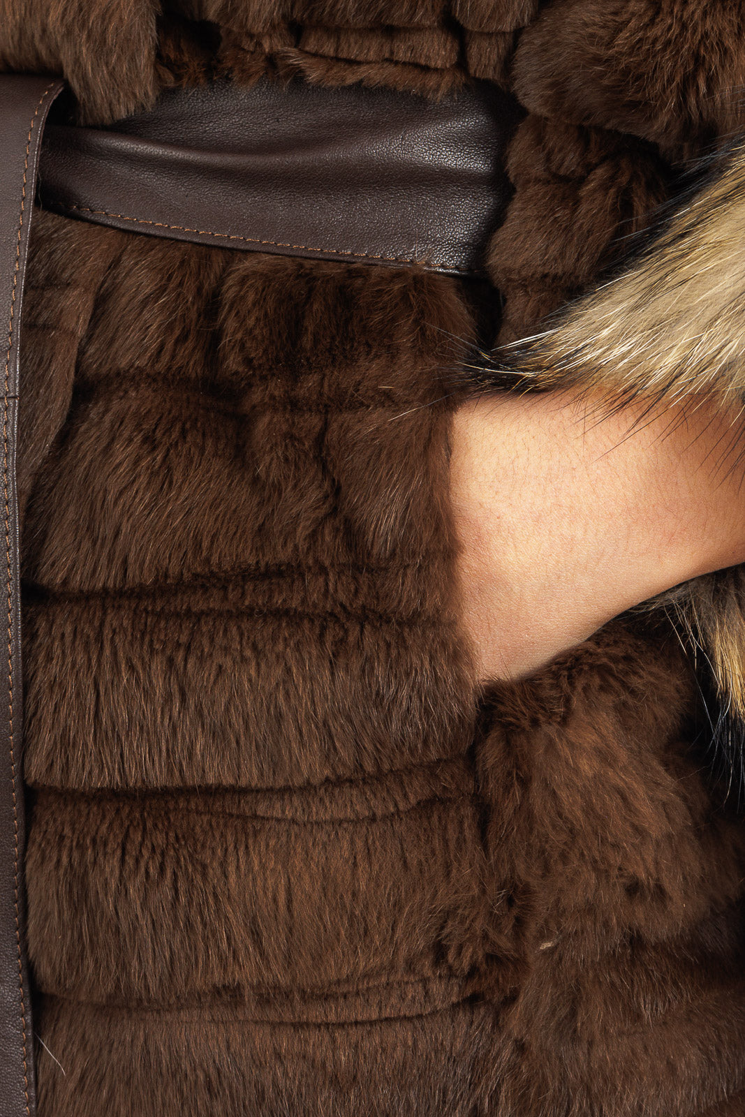 Mantella in Lapin marrone con cintura annodata in pelle