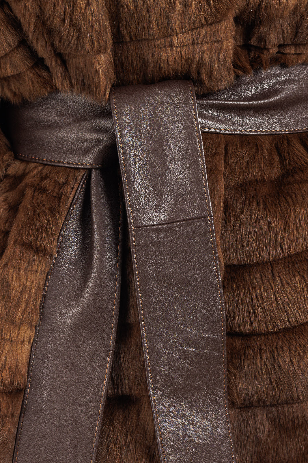 Mantella in Lapin marrone con cintura annodata in pelle