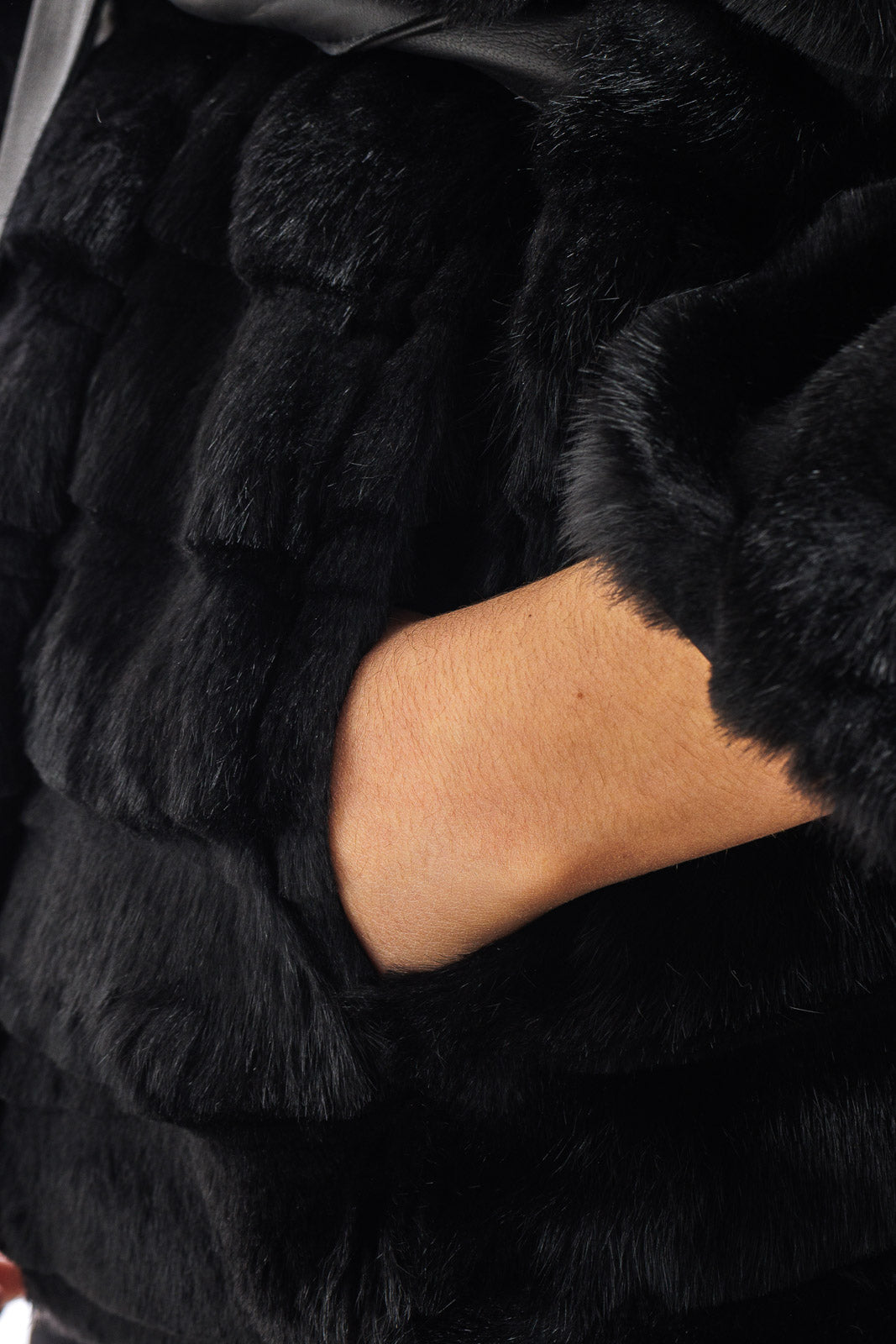 Mantella in Lapin nera con cintura annodata in pelle