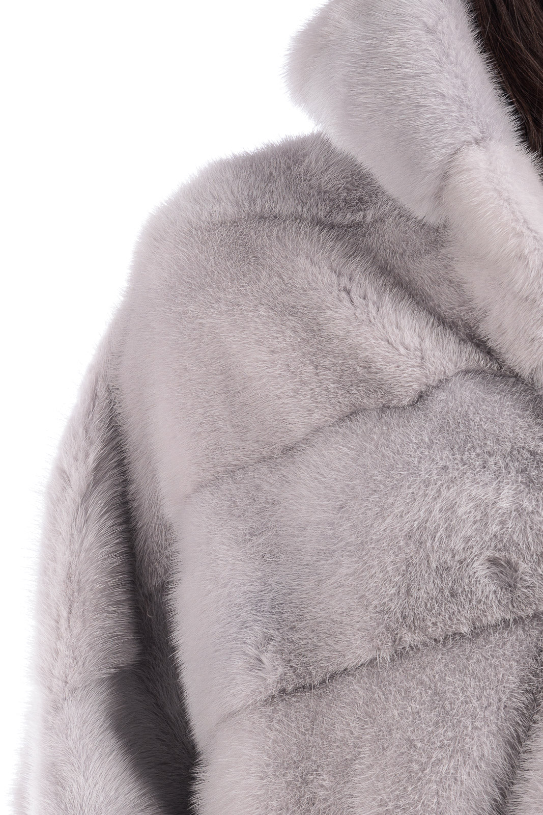 Mantella in pelliccia di Visone ghiaccio con cappuccio e cintura in visone