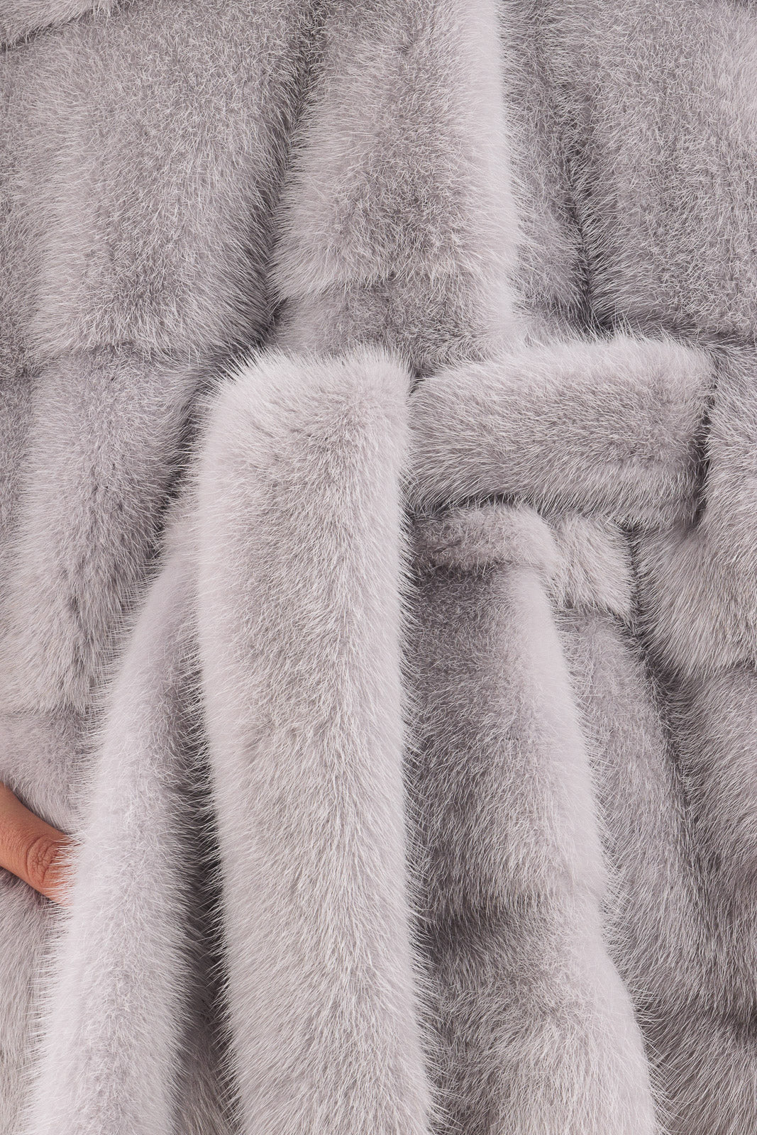 Mantella in pelliccia di Visone ghiaccio con cappuccio e cintura in visone