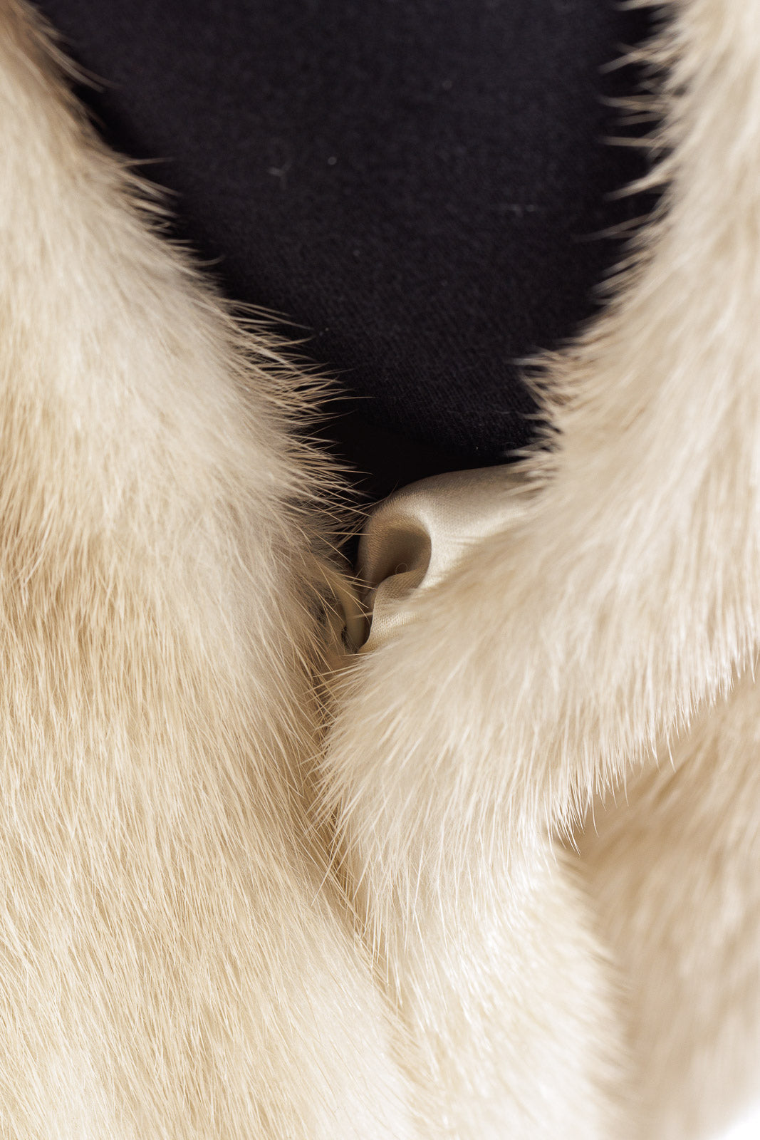 Mantella in pelliccia di Visone perla con cintura annodata in pelle