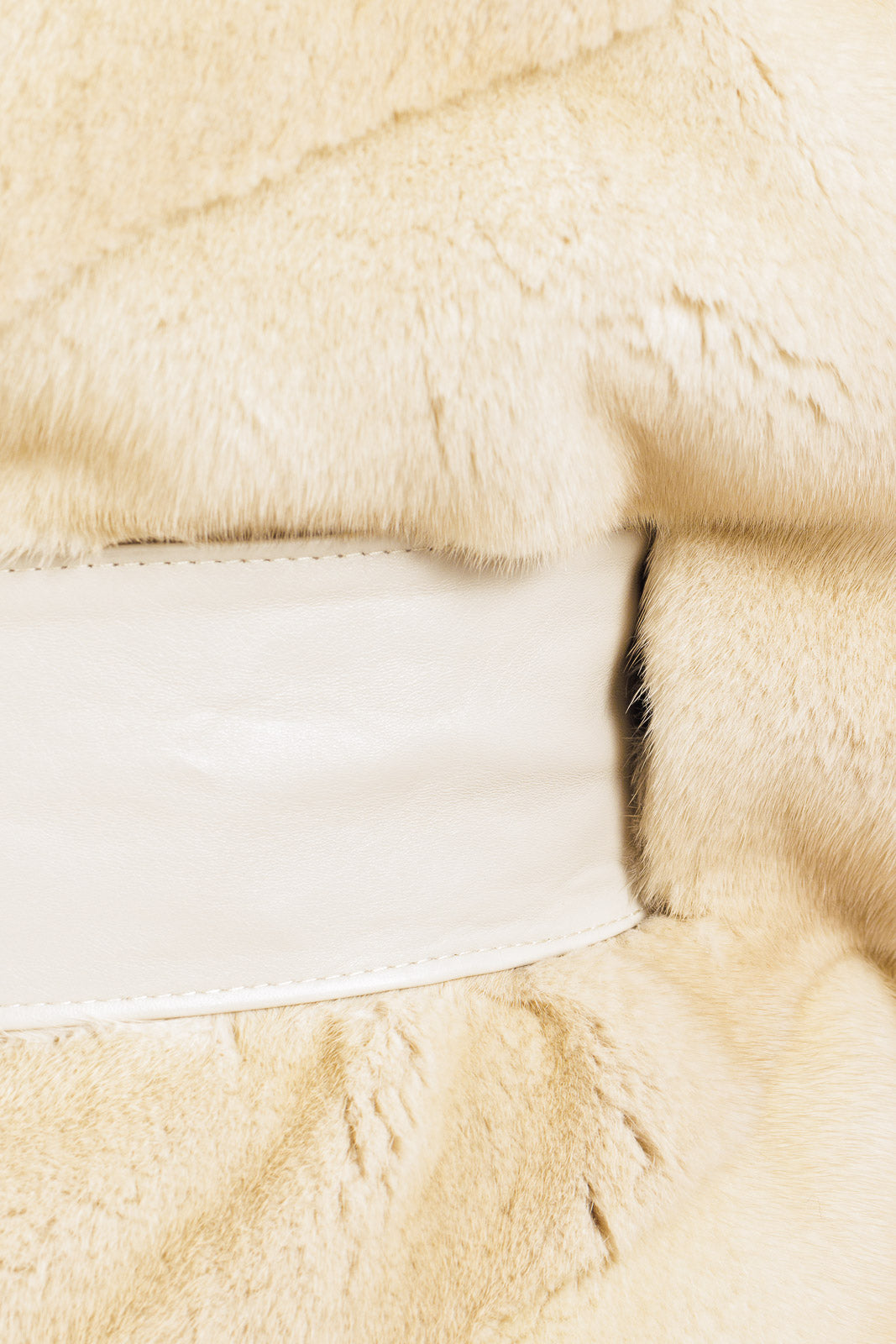 Mantella in pelliccia di Visone perla con cintura annodata in pelle