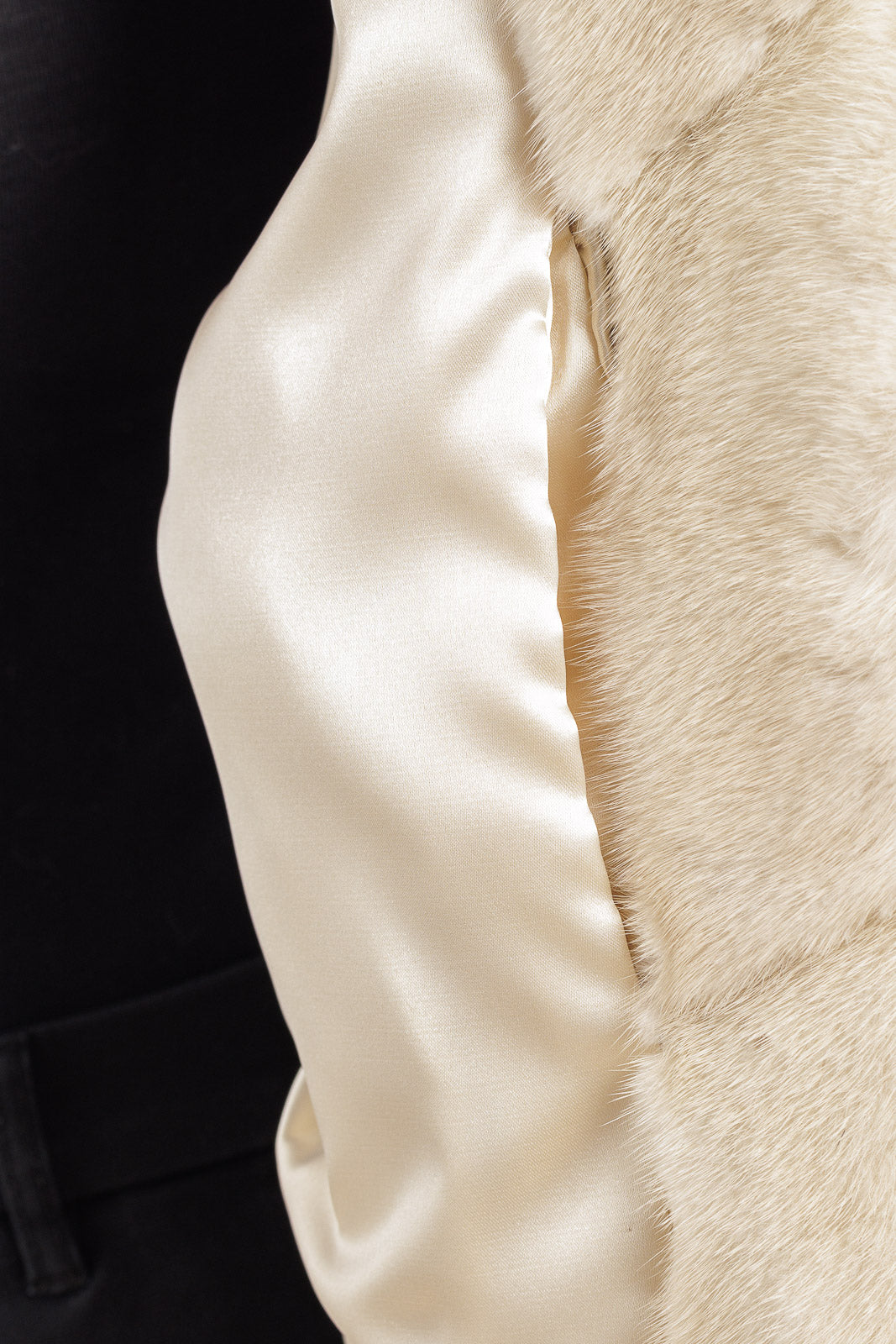 Mantella in pelliccia di Visone perla con cintura annodata in pelle