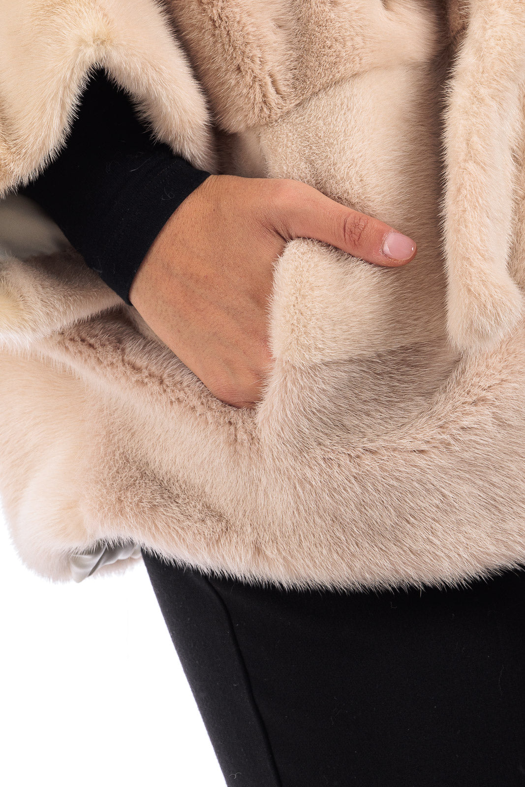 Mantella in pelliccia di Visone perla con cappuccio e cintura in visone