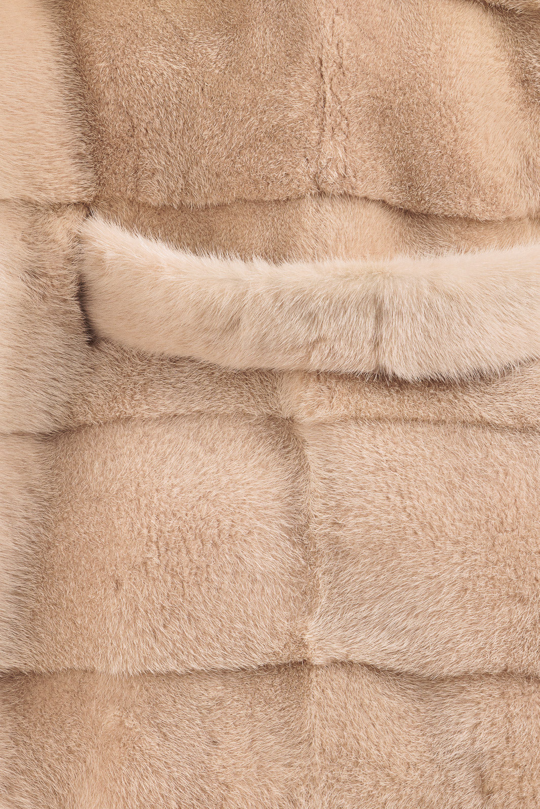 Mantella in pelliccia di Visone perla con cappuccio e cintura in visone