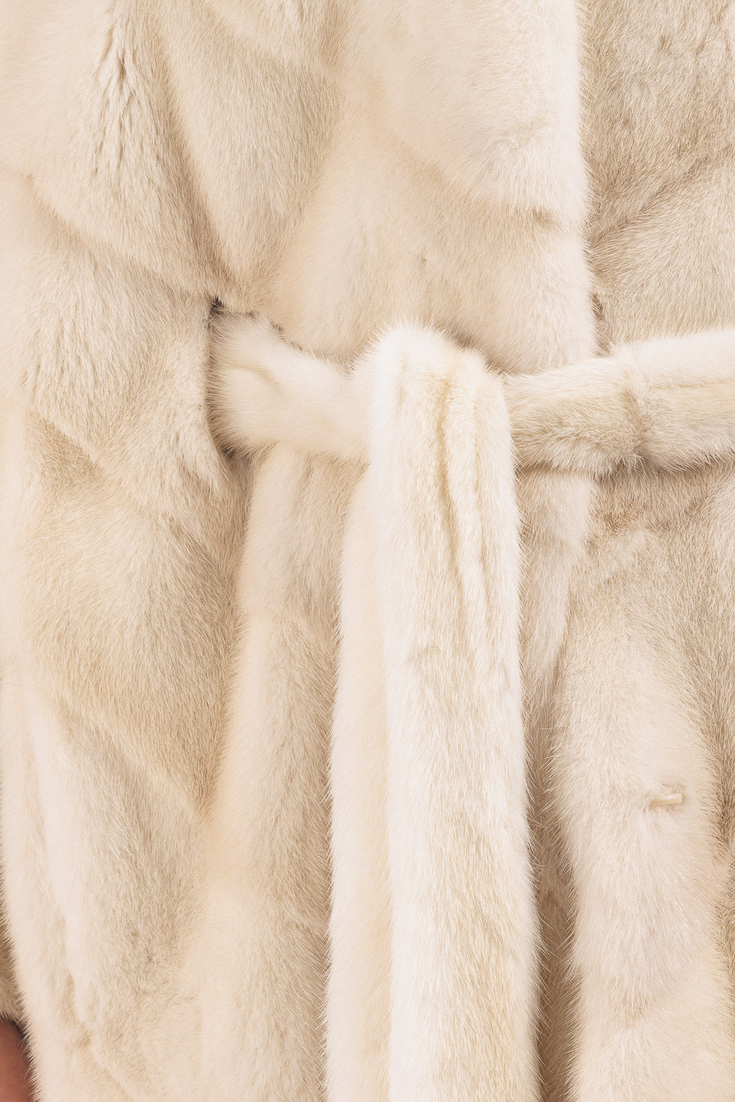 Mantella in pelliccia di Visone perla light con cappuccio e cintura in visone